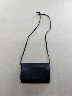 Classic Black Leather Vintage Buxton Crossbody Bag